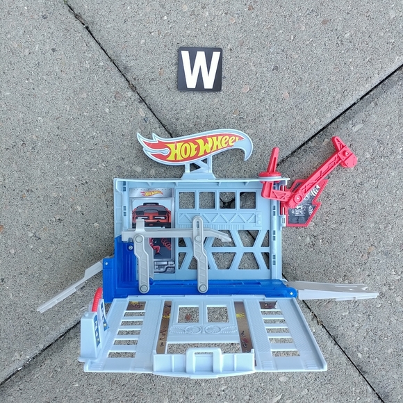 Mattel Toys Hot Wheels City Power Lift Garage Portable Play Set